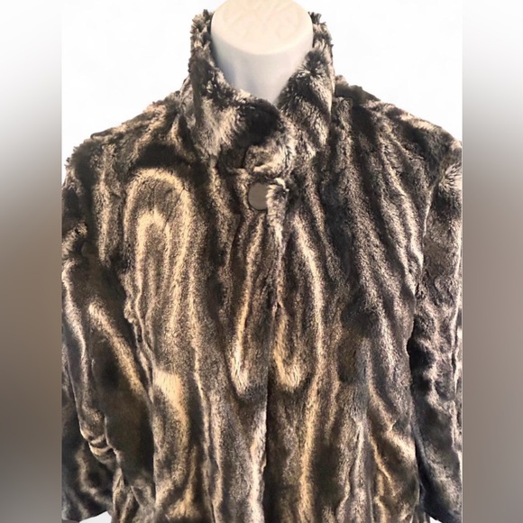 Alfred Dunner black and white faux fur lined cape jacket. - Picture 3 of 5